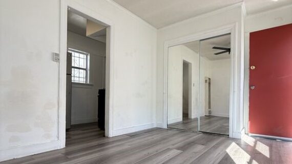 2235 W 14th St 1/4 – FOR RENT!!