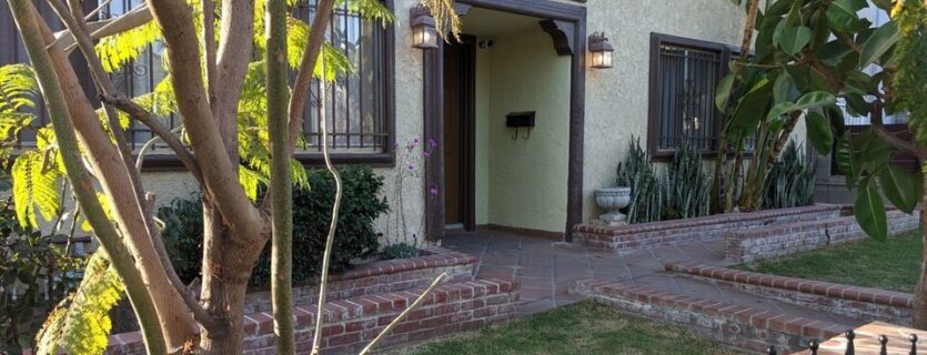 3beds / 2.5baths FOR RENT – 1505 S Dunsmuir Ave