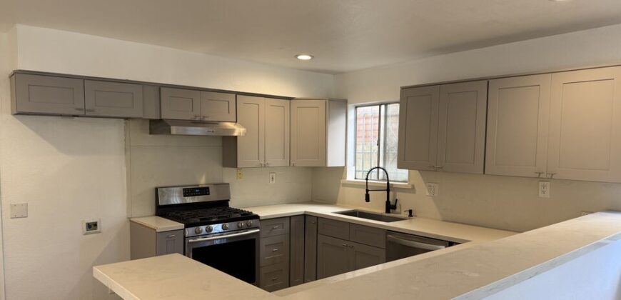 3beds / 2.5baths FOR RENT – 1505 S Dunsmuir Ave